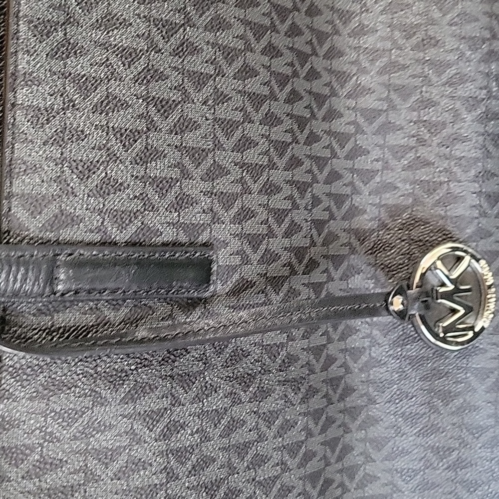 Michael Kors Tote/Bucket Bag w/dust cover - Picture 2 of 6